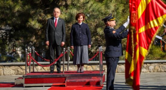 Filloi vizita zyrtare e presidentit të Shqipërisë, Siljanovska e priti me nderime të larta