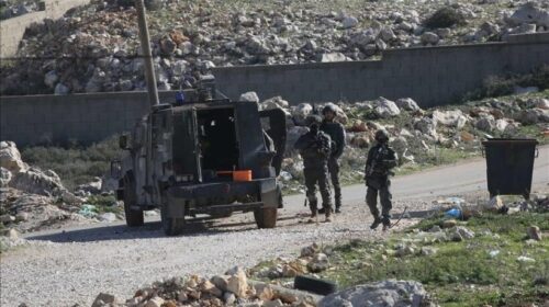 Kolonët e paligjshëm izraelitë zhvendosin 15 familje palestineze në Bregun Perëndimor të pushtuar