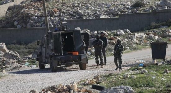 Kolonët e paligjshëm izraelitë zhvendosin 15 familje palestineze në Bregun Perëndimor të pushtuar