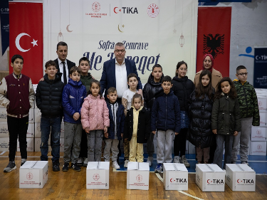 Fondacioni ALSAR dhe TİKA shpërndajnë ndihma ushqimore për jetimë të kryeqytetit në nisje të Ramazanit