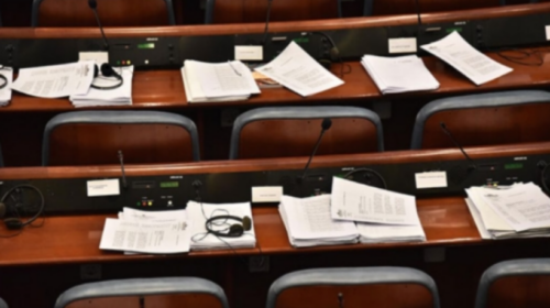 (VIDEO) Deputetët debatojnë për pakon e ligjeve që ulin pagat e funksionarëve