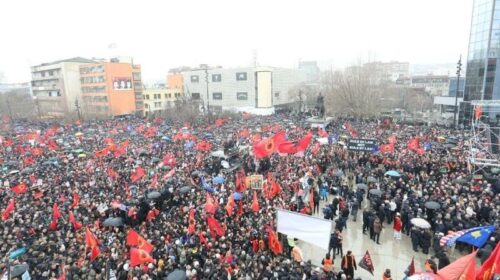(VIDEO) 18 vjetori i Pavarësisë, Kosova feston dhe proteston