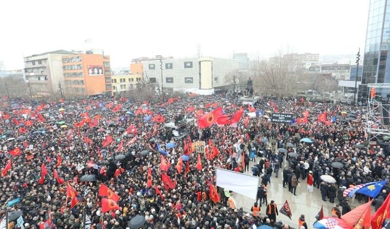 (VIDEO) 18 vjetori i Pavarësisë, Kosova feston dhe proteston