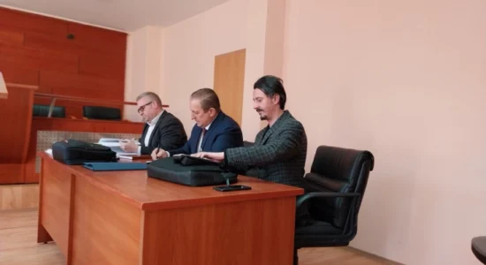 Shtyhen seancat gjyqësore kundër Merkos për pllakën përkujtimore dhe ndriçimin e Drinit