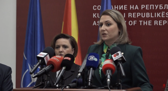 (VIDEO) Fronti Europian dorëzoi në Kuvend propozim-ligjin për jurisprudencën në shqip