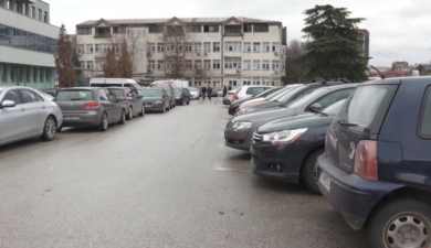 Parkingu në Klinikën Nënë Tereza. Foto: TV SHENJA