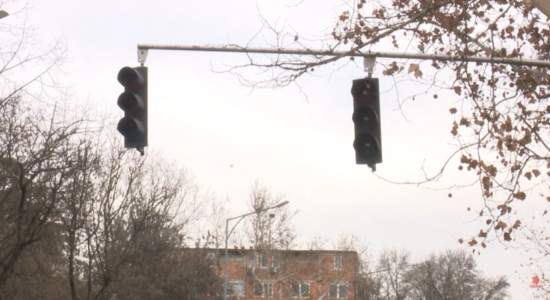 (VIDEO) Semafori që qëndron për pesë vjet si dekor në Çair