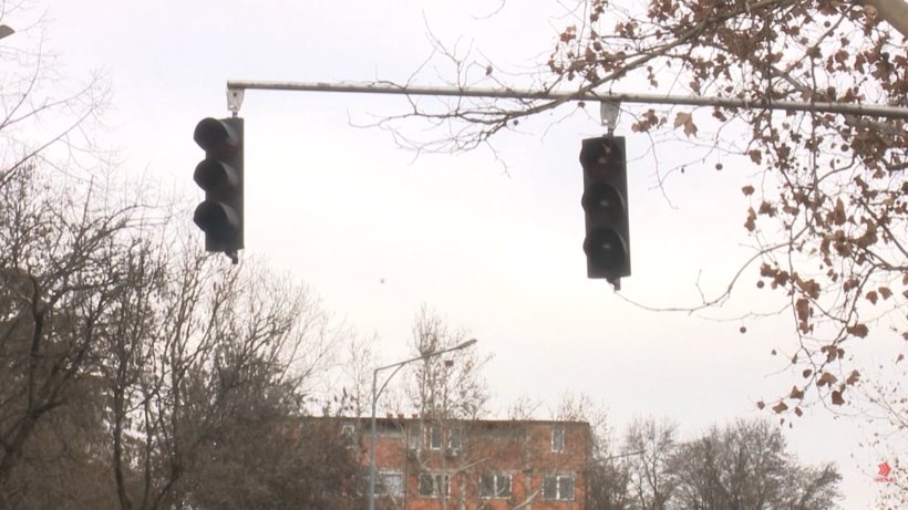 (VIDEO) Semafori që qëndron për pesë vjet si dekor në Çair