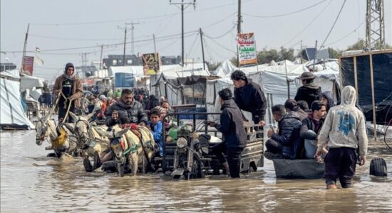 Shirat e rrëmbyeshëm përmbytën tendat e palestinezëve në Gaza