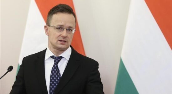 Hungaria vendos të pezullojë dërgesat e naftës në Ukrainë