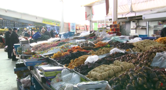 (VIDEO) Qytetarët përgatiten për Ramazan, çmimet janë rritur, por blerjet janë shtuar