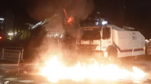 Tirana në tym! Përplasje mes protestuesve dhe policisë, çfarë dimë deri tani për protestën e opozitës