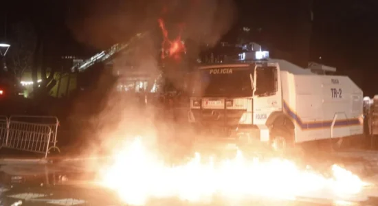 Tirana në tym! Përplasje mes protestuesve dhe policisë, çfarë dimë deri tani për protestën e opozitës
