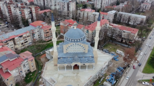 (VIDEO) Nesër hapet xhamia më e madhe në Shkup