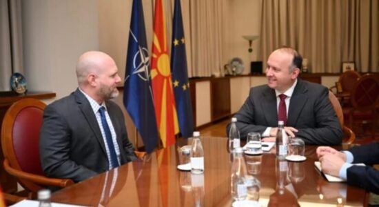 Kryeparlamentari Gashi takon përfaqësues të Departamentit Amerikan të Shtetit, theksohet rëndësia e harmonisë fetare dhe bashkëpunimit demokratik