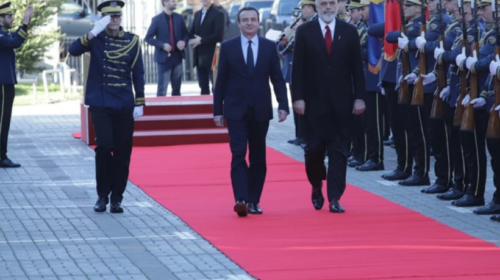 Kurti pret me ceremoni shtetërore kryeministrin Rama në Prishtinë