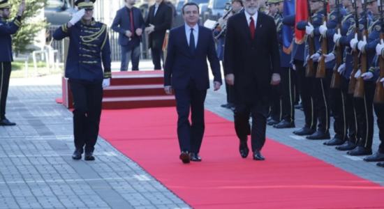 Kurti pret me ceremoni shtetërore kryeministrin Rama në Prishtinë