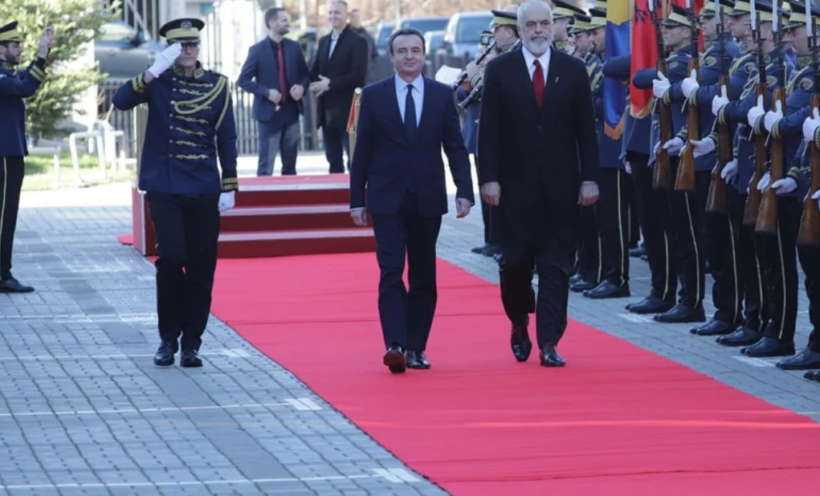 Kurti pret me ceremoni shtetërore kryeministrin Rama në Prishtinë