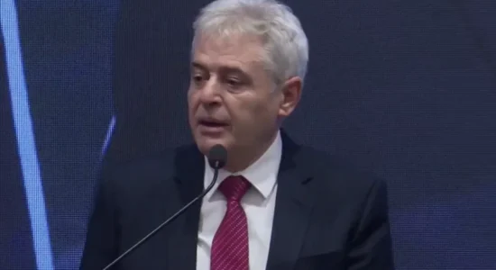 Ali Ahmeti në Prishtinë: Nuk do të thyhemi, ashtu siç nuk thyhen familjet e bashkëluftëtarëve që gjenden në Hagë
