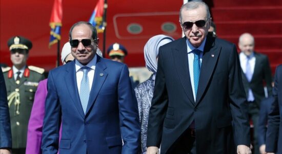 Presidenti Erdogan mbërrin për vizitë në Egjipt, pritet nga homologu Sisi