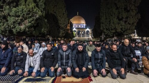 Besimtarët muslimanë falin namazin e teravisë së parë në Xhaminë Al-Aksa