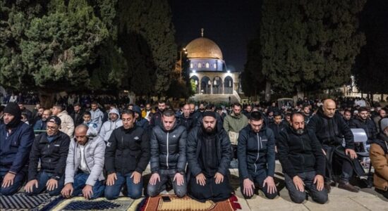 Besimtarët muslimanë falin namazin e teravisë së parë në Xhaminë Al-Aksa