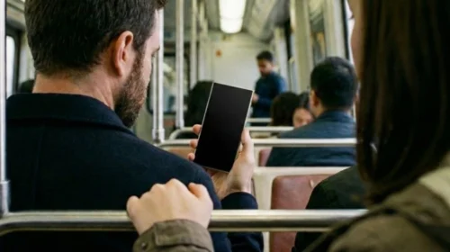 Teknologjia e ‘ekranit privat’ të Samsungut do të vijë në MacBook-un e Apple deri në vitin 2029