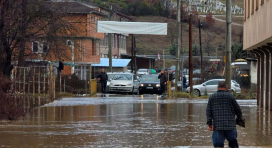 Reshjet intensive përmbytin Bukoviçin, Arnaqin dhe Semenishtin në Saraj