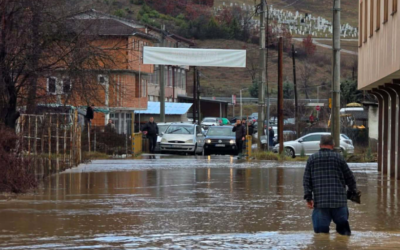 Reshjet intensive përmbytin Bukoviçin, Arnaqin dhe Semenishtin në Saraj