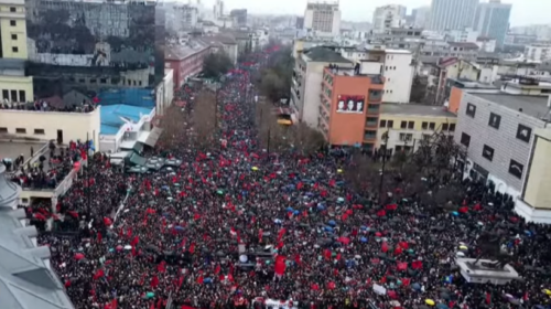 “Drejtësi, jo politikë”, manifestim masiv në mbështetje të ish-krerëve të UÇK, e pranishme edhe Vjosa Osmani