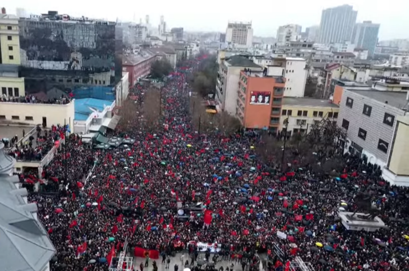 “Drejtësi, jo politikë”, manifestim masiv në mbështetje të ish-krerëve të UÇK, e pranishme edhe Vjosa Osmani