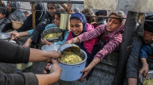 Uria thellohet në Gaza, mijëra të zhvendosur presin në radhë për një vakt të vetëm ditor