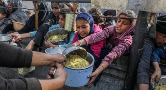 Uria thellohet në Gaza, mijëra të zhvendosur presin në radhë për një vakt të vetëm ditor