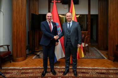 Kryeparlamentari Afrim Gashi dhe ministri i Punëve të Jashtme dhe Europiane të Kroacisë, Gordan Grliç Radman. Foto: Kuvendi i RMV-së