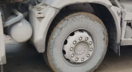 Dënohet me 1300 euro një kompani ndërtimi, ndotën rrugët me goma të papastruara