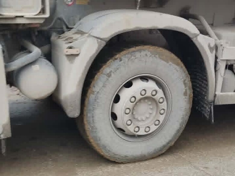 Dënohet me 1300 euro një kompani ndërtimi, ndotën rrugët me goma të papastruara