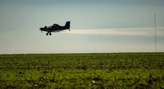 Izraeli akuzohet se po hedh kimikate kancerogjene mbi tokat e Libanit