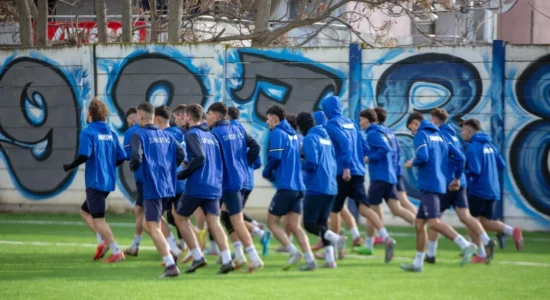 Thellohet kriza te Shkupi, drejtuesit aktualë ngrijnë të gjitha aktivitetet