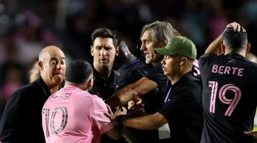 Kaos në ndeshjen e Inter Miamit: Tifozët hynë në fushë dhe e rrëzojnë Lionel Messin