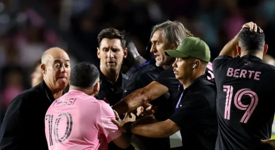 Kaos në ndeshjen e Inter Miamit: Tifozët hynë në fushë dhe e rrëzojnë Lionel Messin