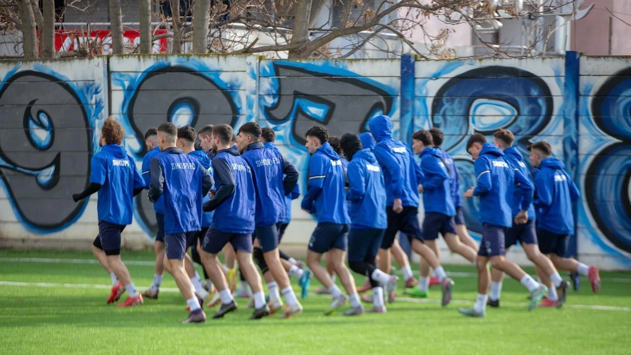 Thellohet kriza te Shkupi, drejtuesit aktualë ngrijnë të gjitha aktivitetet