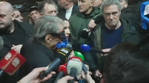 Protesta e PD-së/ Protestuesit hedhin molotov pranë Parlamentit, policia përgjigjet me gaz lotsjellës