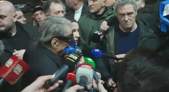 Protesta e PD-së/ Protestuesit hedhin molotov pranë Parlamentit, policia përgjigjet me gaz lotsjellës