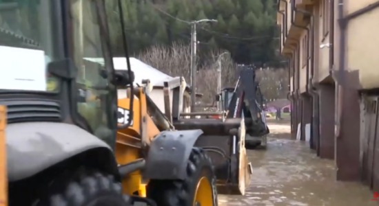 (VIDEO) Vërshimet në Kërçovës, Kryqi i Kuq evakuoi 250 persona, mes tyre 61 fëmijë