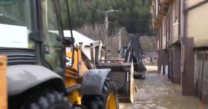(VIDEO) Vërshimet në Kërçovës, Kryqi i Kuq evakuoi 250 persona, mes tyre 61 fëmijë
