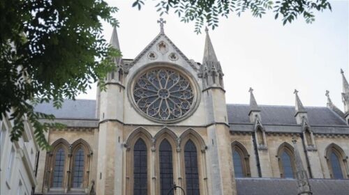 Udhëheqësi i lartë i Kishës së Anglisë arrestohet nën dyshimin për sulm seksual