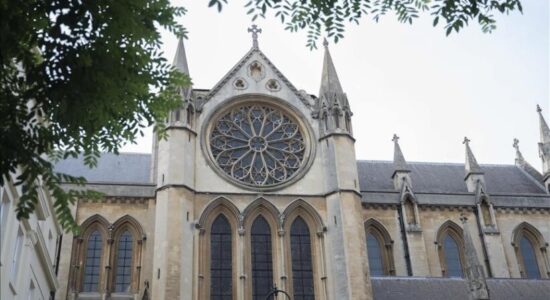 Udhëheqësi i lartë i Kishës së Anglisë arrestohet nën dyshimin për sulm seksual