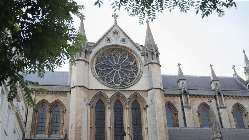 Udhëheqësi i lartë i Kishës së Anglisë arrestohet nën dyshimin për sulm seksual