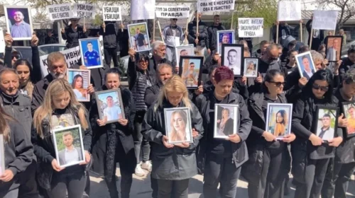 Tragjedia në Koçan, ankohen prindërit e viktimave: Procesi gjyqësor po zvarritet