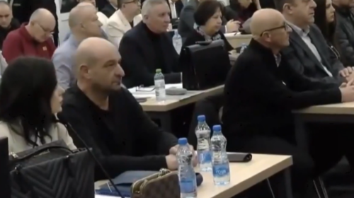 (VIDEO) Avokatët kërkojnë ndërprerjen e procedurës për disa të akuzuar në rastin e Koçanit